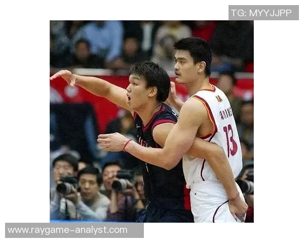 姚明与郑武的篮球传奇：从竞技场到人生舞台的精彩交汇