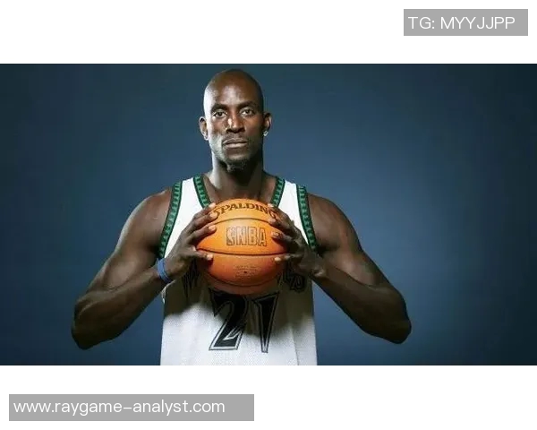 姚明与加内特的巅峰对抗：篮球历史上的经典对决与传奇时刻