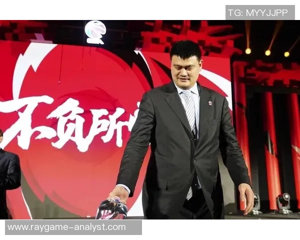 姚明在赛场外的精彩瞬间记者镜头下的篮球巨星风采