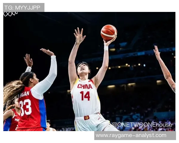 姚明身着西装的优雅风采展现了体育与时尚的完美结合