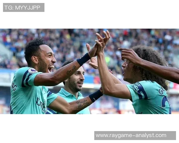 英超激战曼城险胜热刺乌龙球引发争议判罚引爆全场气氛