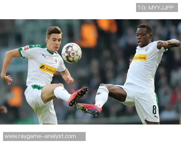 德甲焦点战巴萨与拜仁握手言和乌龙球引发战术解析与反思